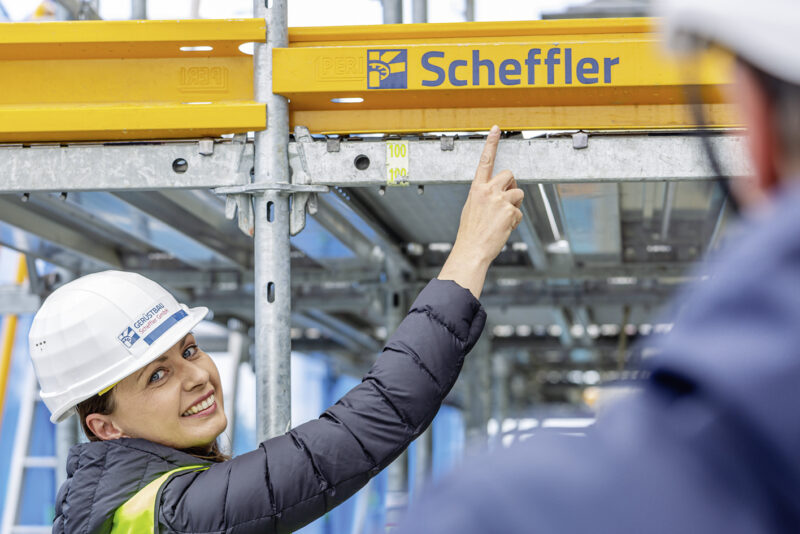 Sina Scheffler, Geschäftsführerin von Gerüstbau Scheffler auf der Baustelle